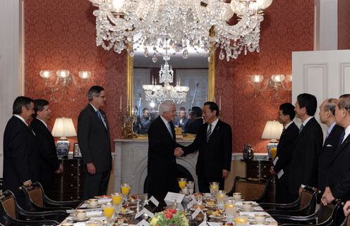 正在美利坚合众国首都华盛顿访问的野田总理出席了美国工商界人士早餐会。