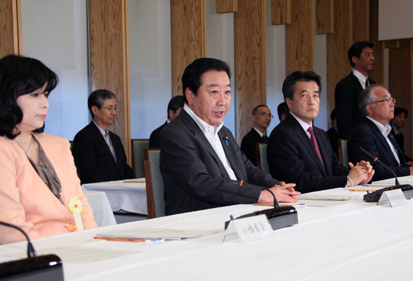野田总理在总理官邸出席了第一次有关行政改革的恳谈会。