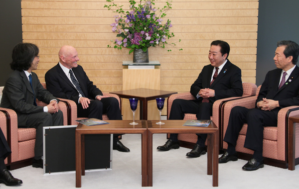 野田总理在总理大臣官邸接受了科维理基金会弗雷德•科维理会长及东京大学科维理宇宙物理学与数学研究所村山齐所长的拜会。