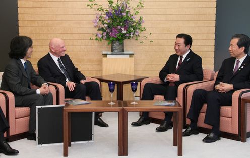 野田总理在总理大臣官邸接受了科维理基金会弗雷德•科维理会长及东京大学科维理宇宙物理学与数学研究所村山齐所长的拜会。