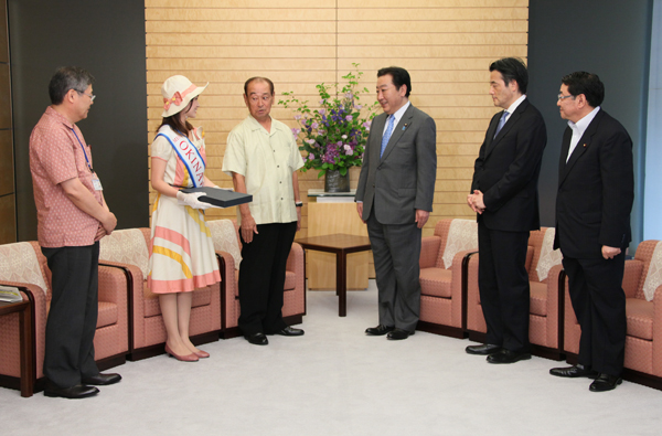 野田总理在总理大臣官邸接受了冲绳县知事仲井真弘多赠送的“冲绳花衬衫”。