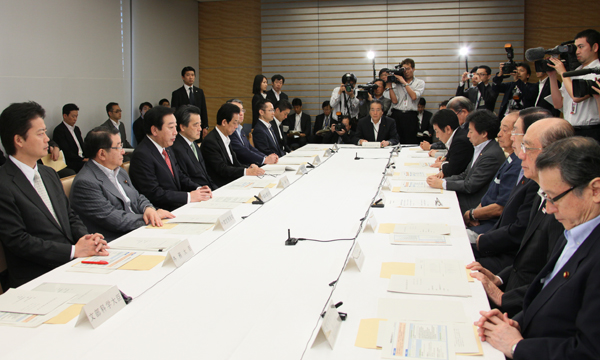 野田总理出席了在总理大臣官邸举行的冲绳政策协议会。