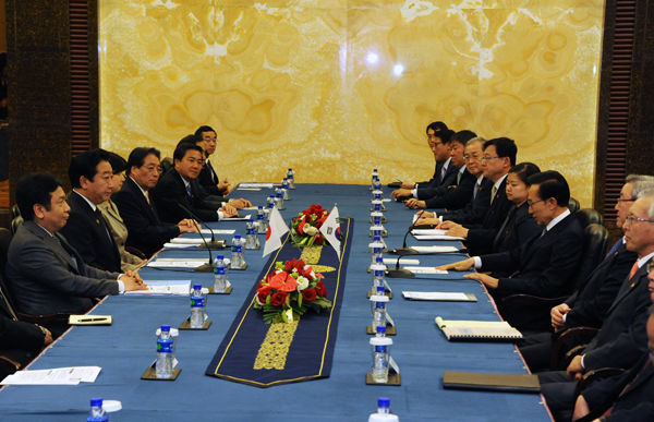 野田总理出席了在中华人民共和国北京举行的第五次日中韩领导人会议。