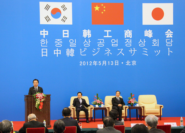 野田总理出席了在中华人民共和国北京举行的第五次日中韩领导人会议。