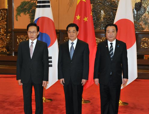 为出席日中韩领导人会议正在中华人民共和国北京访问的野田总理与中华人民共和国国家主席胡锦涛和大韩民国总统李明博举行了会谈。