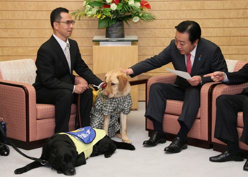 野田总理在总理官邸接受了残疾人辅助犬使用者的拜会。
