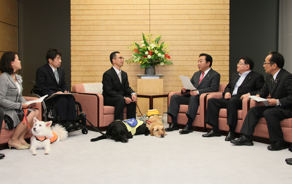 野田总理在总理官邸接受了残疾人辅助犬使用者的拜会。