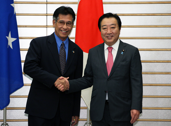 野田总理在总理官邸与为参加于5月25日和26日在冲绳县名护市举行的第六次太平洋岛屿峰会访问日本的密克罗尼西亚联邦伊曼纽尔•莫里总统进行了会谈。