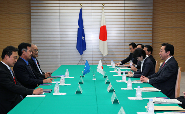 野田总理在总理官邸与为参加于5月25日和26日在冲绳县名护市举行的第六次太平洋岛屿峰会访问日本的密克罗尼西亚联邦伊曼纽尔•莫里总统进行了会谈。