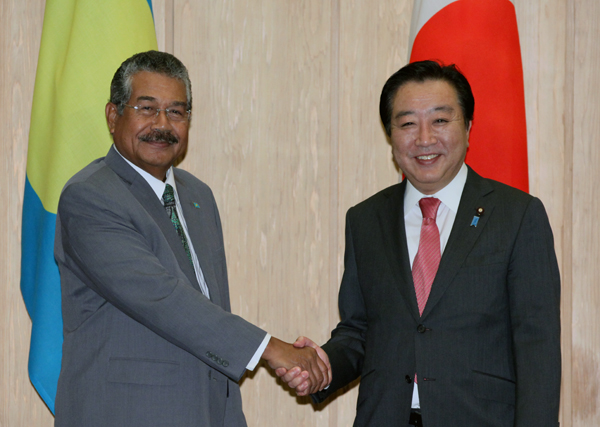野田总理在总理官邸与为参加于5月25日和26日在冲绳县名护市举行的第六次太平洋岛屿峰会访问日本的帕劳共和国约翰逊•陶瑞宾总统进行了会谈。