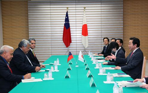 野田总理在总理官邸与为参加于5月25日和26日在冲绳县名护市举行的第六次太平洋岛屿峰会访问日本的萨摩亚独立国图伊拉埃帕•卢佩索利艾•萨伊莱莱•马利埃莱额奥伊总理进行了会谈。