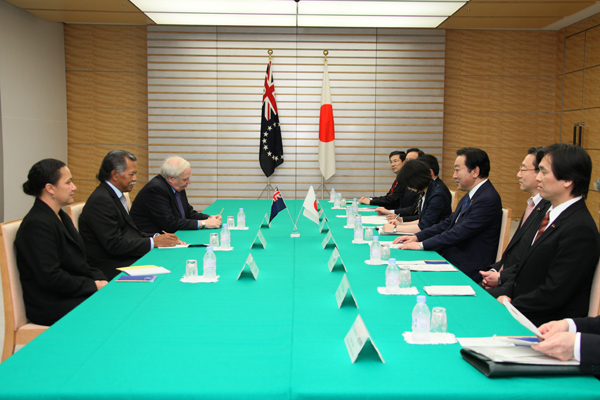 野田总理在总理官邸与为参加于5月25日和26日在冲绳县名护市举行的第六次太平洋岛屿峰会访问日本的库克群岛亨利•普那总理进行了会谈。