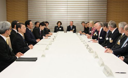 野田总理在总理官邸接受了迈克尔•霍华德勋爵等日英二十一世纪委员会英方委员的拜会。