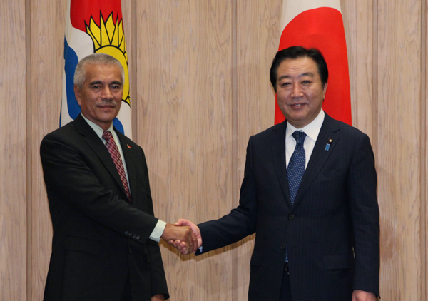 野田总理在总理官邸与为参加于5月25日和26日在冲绳县名护市举行的第六次太平洋岛屿峰会访问日本的基里巴斯共和国阿诺特•汤总统进行了会谈。