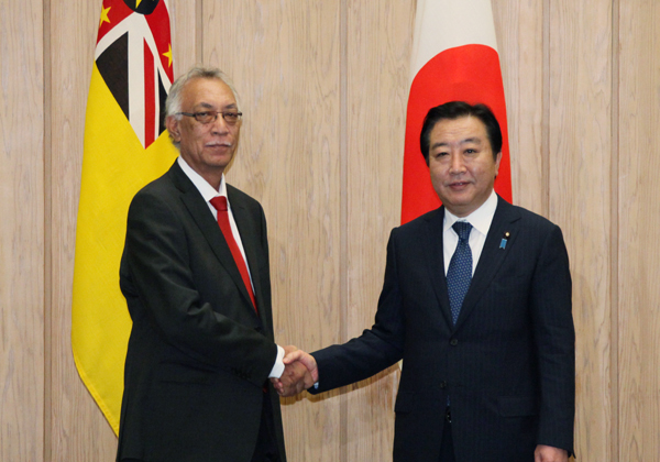 野田总理在总理官邸与为参加于5月25日和26日在冲绳县名护市举行的第六次太平洋岛屿峰会访问日本的纽埃托克•塔拉吉总理进行了会谈。