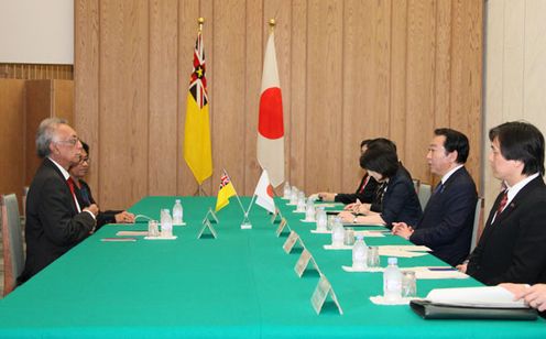 野田总理在总理官邸与为参加于5月25日和26日在冲绳县名护市举行的第六次太平洋岛屿峰会访问日本的纽埃托克•塔拉吉总理进行了会谈。
