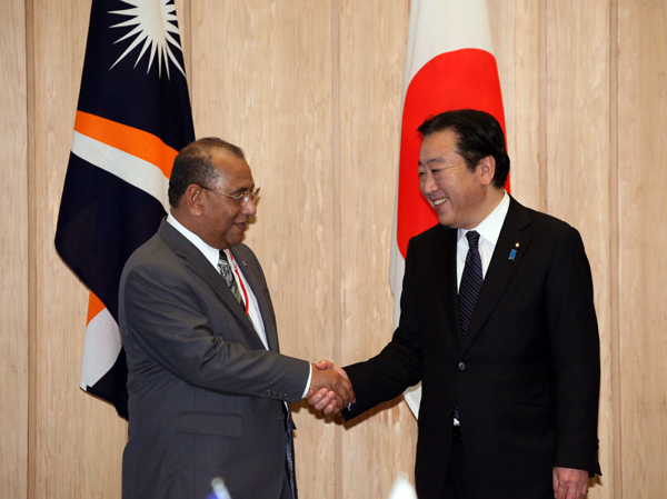 野田总理在总理官邸与为参加于5月25日和26日在冲绳县名护市举行的第六次太平洋岛屿峰会访问日本的马绍尔群岛共和国克里斯托弗•洛亚克总统举行了会谈。