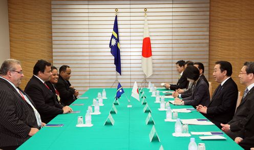 野田总理在总理官邸与为参加于5月25日和26日在冲绳县名护市举行的第六次太平洋岛屿峰会访问日本的瑙鲁共和国斯普伦特•达比杜总统举行了会谈。