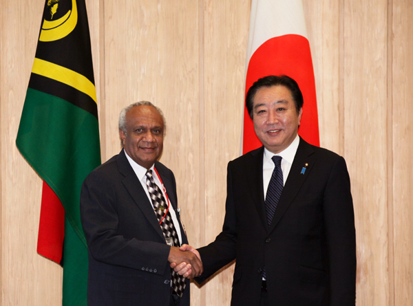 野田总理在总理官邸与为参加于5月25日和26日在冲绳县名护市举行的第六次太平洋岛屿峰会访问日本的瓦努阿图共和国萨托•基尔曼总理举行了会谈。