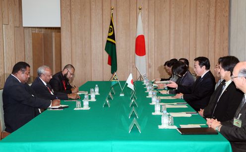 野田总理在总理官邸与为参加于5月25日和26日在冲绳县名护市举行的第六次太平洋岛屿峰会访问日本的瓦努阿图共和国萨托•基尔曼总理举行了会谈。