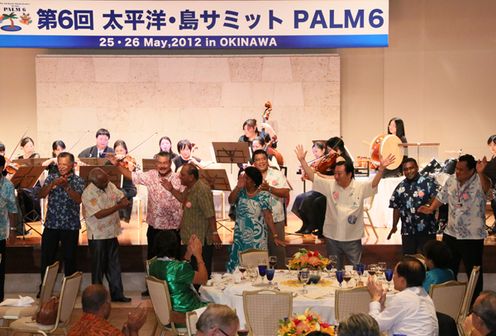 野田总理为了出席在冲绳县名护市举行的第六次太平洋岛屿峰会访问了冲绳县。