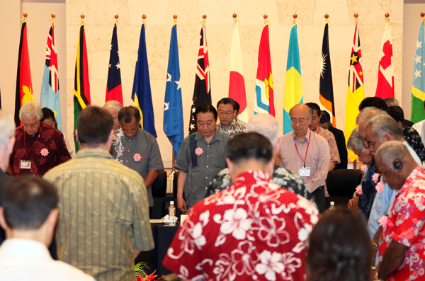 野田总理为了出席在冲绳县名护市举行的第六次太平洋岛屿峰会访问了冲绳县。