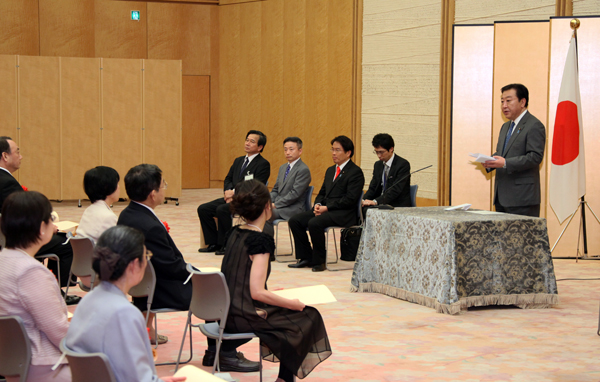 野田总理出席了在总理官邸举行的消费者支援功劳者表彰仪式。