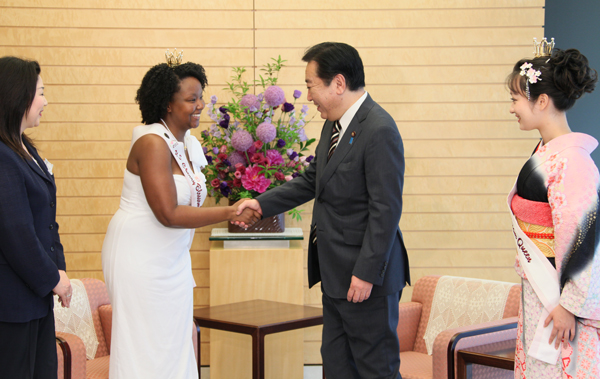 野田总理在总理官邸接受了2012年全美樱花女王泰勒・巴菲尔德的拜会。
