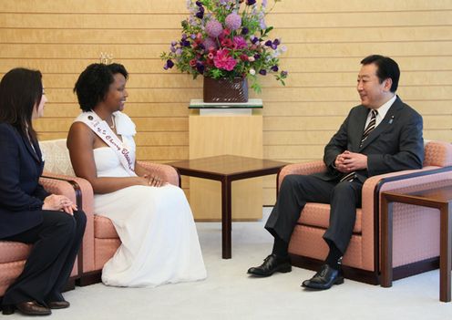 野田总理在总理官邸接受了2012年全美樱花女王泰勒・巴菲尔德的拜会。