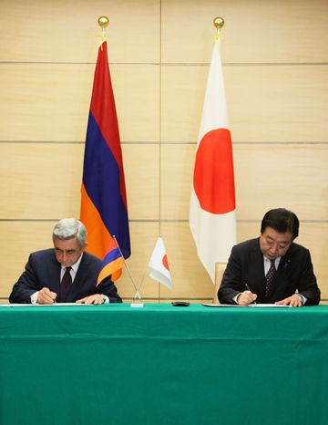 野田总理在总理官邸与亚美尼亚总统谢尔日•萨尔基相进行了会谈，并举行了联合声明签字仪式。