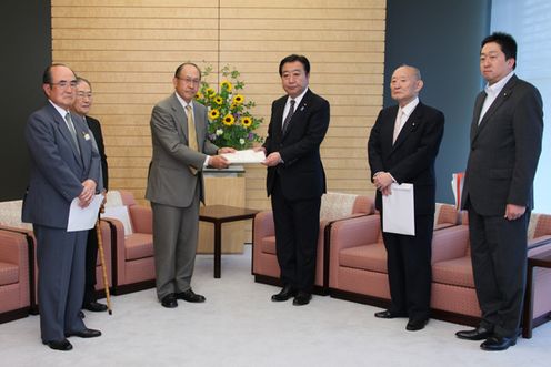 野田总理接受了“和平与安全经济学家联盟”（EPS）递交的建议书。