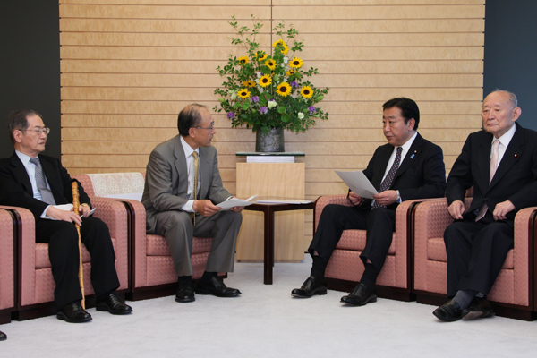 野田总理接受了“和平与安全经济学家联盟”（EPS）递交的建议书。