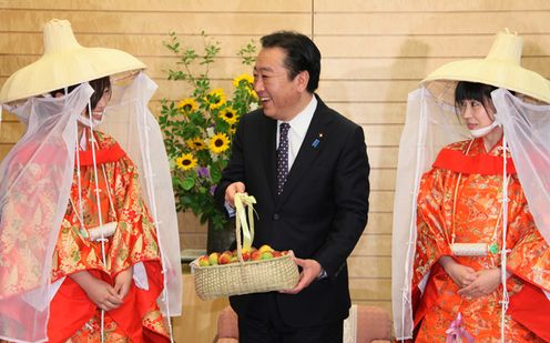 野田总理在总理官邸接受了纪州梅之会成员的拜会。