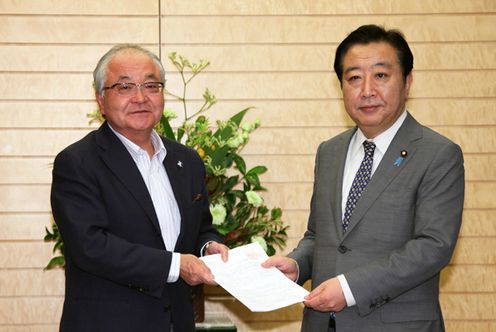 野田总理在总理官邸接受了古贺伸明日本劳动组合总联合会（联合）会长提出的对G20的要求。