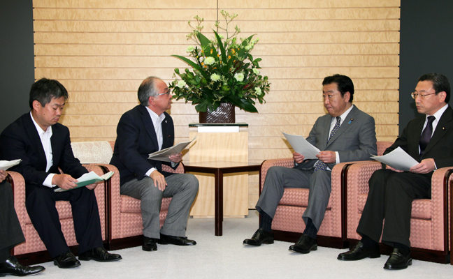 野田总理在总理官邸接受了古贺伸明日本劳动组合总联合会（联合）会长提出的对G20的要求。