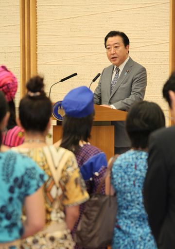 野田总理出席了在总理官邸召开的青年海外协力队回国队员报告会。