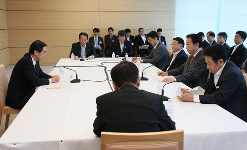 野田总理在总理大臣官邸与福井县知事西川一诚以及相关阁僚举行了会谈。