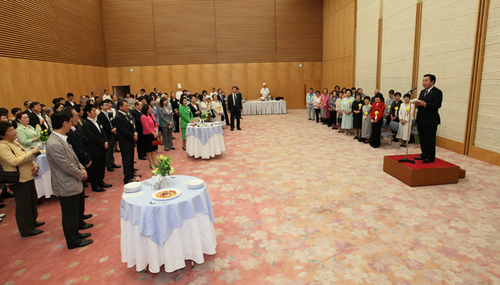 野田总理出席了在总理大臣官邸召开的有关男女共同参与表彰会后举行的与受奖人员等的恳谈会。