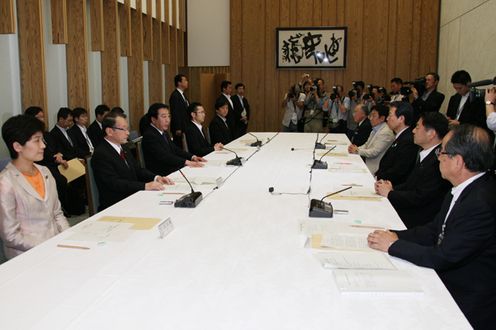 野田总理出席了在总理大臣官邸召开的第2次大力扶持妇女推动搞活经济的相关阁僚会议。