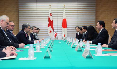 野田总理在总理大臣官邸与格鲁吉亚尼卡•吉拉乌利总理举行了会谈。