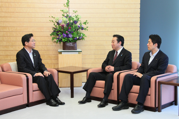 野田总理在总理大臣官邸接受了北九州市市长北桥健治的拜会。