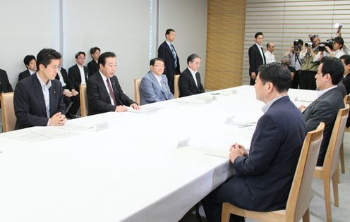 野田总理在总理大臣官邸召开了有关推进灾害废弃物处理的相关阁僚会议。