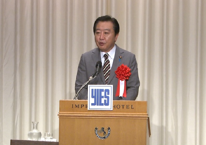 野田总理出席了在东京都内召开的读买国际经济恳谈会（YIES）演讲会。