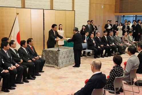 野田总理在总理大臣官邸举行了2012年安全功劳者内阁总理大臣表彰仪式。