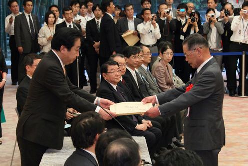 野田总理在总理大臣官邸举行了2012年安全功劳者内阁总理大臣表彰仪式。