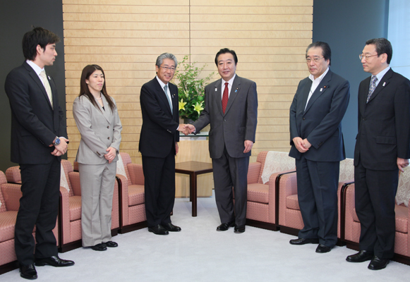 野田总理在总理大臣官邸接受了公益财团法人日本奥林匹克委员会（JOC）会长竹田恒和以及伦敦奥运会日本国家队队员的拜会。