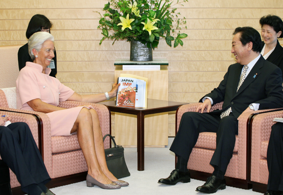 野田总理在总理大臣官邸接受了国际货币基金组织（IMF）总裁克里斯蒂娜•拉加德的拜会。