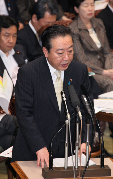 野田总理出席了参议院预算委员会。