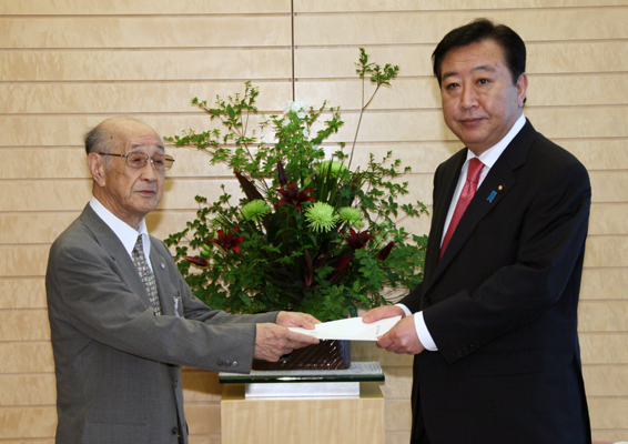 野田总理在总理大臣官邸接受了（社）千岛齿舞群岛居住者联盟理事长小泉敏夫的拜会。