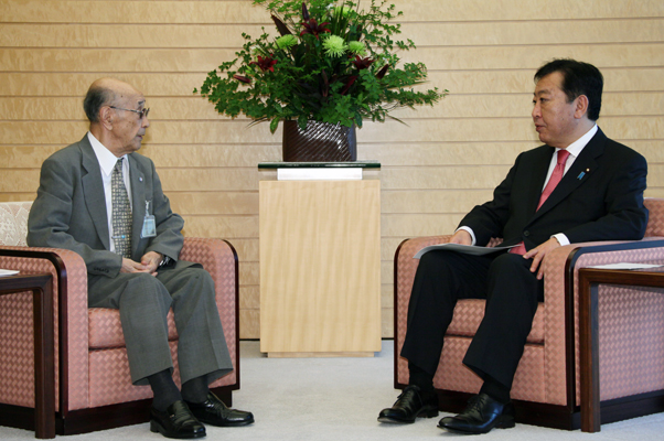 野田总理在总理大臣官邸接受了（社）千岛齿舞群岛居住者联盟理事长小泉敏夫的拜会。